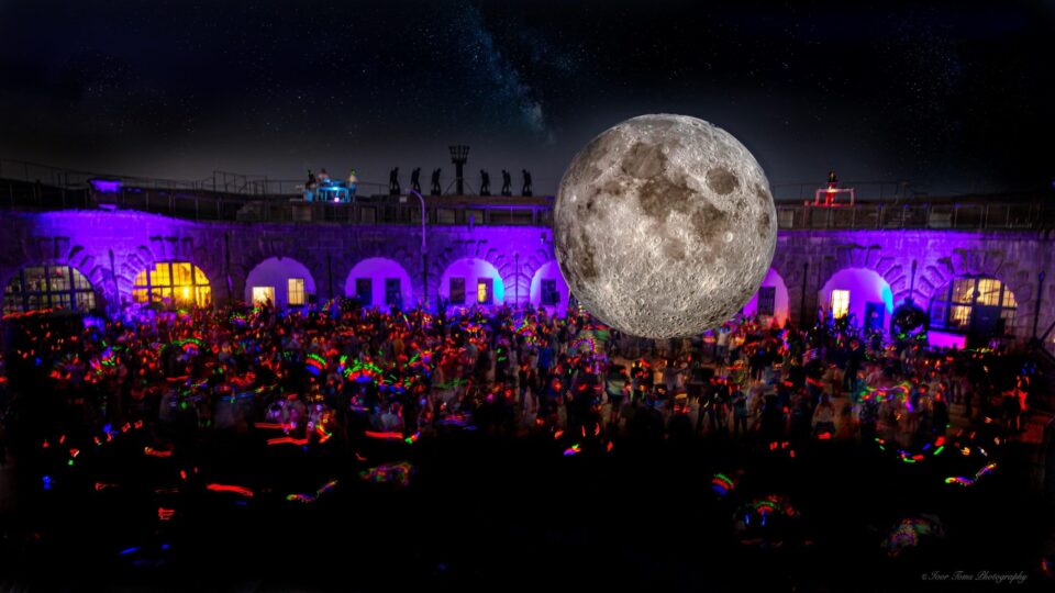 Dorset Moon Weymouth silent disco CREDIT Ivor Toms Photography PRESS Dorset Moon at Nothe Fort, Weymouth 2019 Photo Ivor Toms Photography